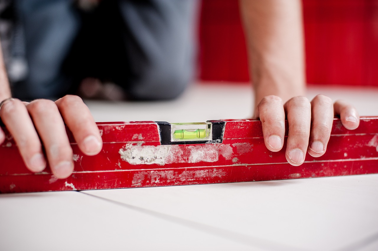 Levelling a floor with a spirit level